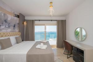 een slaapkamer met een bed, een bureau en een spiegel bij BEACH FRONT SUPER VİLLA Boss 1 in Bodrum City +50 foto's