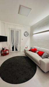 uma sala de estar com um sofá e um tapete preto em Birimari house em Arezzo