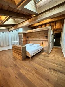 シャモニー・モンブランにあるChalets ASA 426 m2の木製の天井が特徴の広々としたベッドルーム1室(ベッド1台付)が備わります。