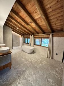 y baño grande con 2 lavabos y bañera. en Chalets ASA 426 m2 en Chamonix-Mont-Blanc