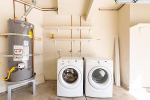 eine Waschküche mit Waschmaschine und Trockner in der Unterkunft San Jose 4br w balcony nr mall park groceries SFO-1538 in San Jose