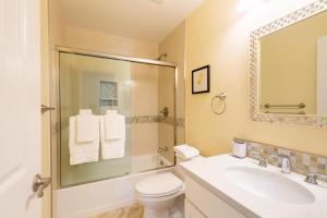 ein Badezimmer mit Waschbecken, Toilette und Dusche in der Unterkunft San Jose 4br w balcony nr mall park groceries SFO-1538 in San Jose + 14 Fotos