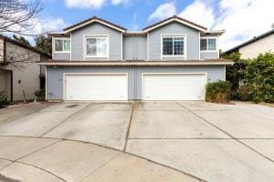 ein Haus mit zwei Garagentüren in einer Einfahrt in der Unterkunft San Jose 4br w balcony nr mall park groceries SFO-1538 in San Jose