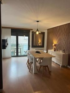 a kitchen and dining room with a table and chairs at BioHomeValencia in Valencia