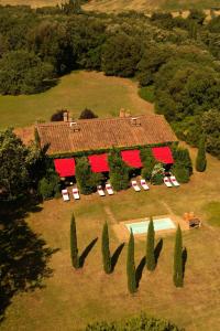 uma vista aérea de uma casa com telhado vermelho em Ginestriccio em Bibbona