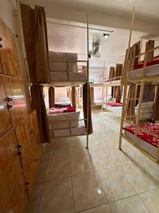 ルアンパバーンにあるヴォングラチャン バックパッカーズ ホステルの複数の二段ベッドが備わる客室です。