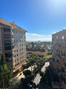 una vista aérea de una ciudad con edificios altos en Las Palmeras -Marbella Centro- by Completely Marbella, en Marbella