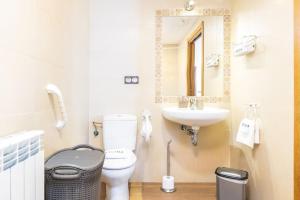 a bathroom with a toilet and a sink at MUNALLA-IDEAL FAMILIAS Y AMIGOS. SENDERISMO. in Aia