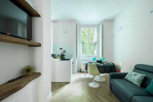 ein Wohnzimmer mit einem Sofa und einem Tisch in der Unterkunft HL Apartment - Sant'Ambrogio, Duomo in Mailand