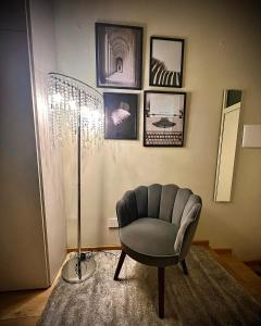 sala de estar con silla y lámpara de pie en Home Donatella, en Cormano