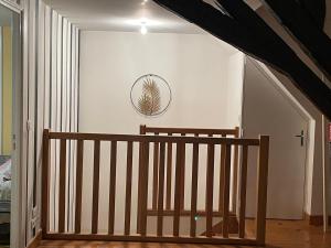 een trap met een houten leuning in een huis bij Appart' Privé à Issoudun : Confort et Style in Issoudun