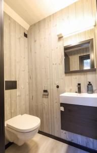 a bathroom with a toilet and a sink at Luksus panorama hytte -H24 in Mestervik