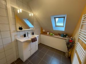 een badkamer met een wastafel en een spiegel bij Appart' Privé à Issoudun : Confort et Style in Issoudun