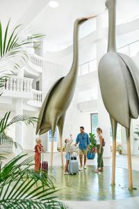 grupa ludzi stojących obok pomnika ptaka w obiekcie Iberostar Selection Albufera Park All Inclusive w Playa de Muro +37 zdjęć