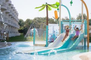 dwie dziewczyny zjeżdżające ze zjeżdżalni w parku wodnym w obiekcie Iberostar Selection Albufera Park All Inclusive w Playa de Muro