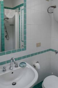 bagno con lavandino, servizi igienici e specchio di Chiaro di Luna - Appartamento vista mare a Pisciotta