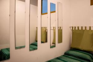 una fila di specchi su una parete in una stanza di Chiaro di Luna - Appartamento vista mare a Pisciotta