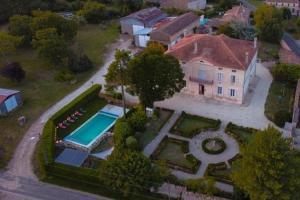 an aerial view of a house with a swimming pool at Les Croque-Notes, chambres et table d'hôtes in Lorignac