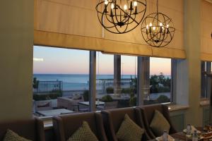 una sala da pranzo con vista sull'oceano di MIRAMAR Apart Hotel & SPA ad Aqtau