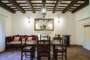 - une salle à manger avec une table et un canapé dans l'établissement Il Rustico di Palazzo Rossi, à Sarnano