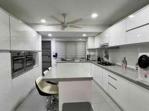 Kuchyň nebo kuchyňský kout v ubytování Peaceful Escape - Landed Endlot House Subang Jaya