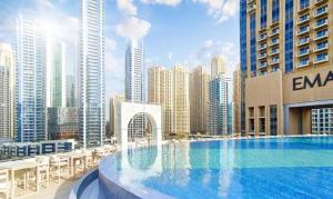 Bazén v ubytování Luxury Address Res Dubai Marina 1BR d Frank&Frank nebo v jeho okolí