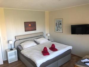 Un pat sau paturi într-o cameră la Marbijes Appartementhaus