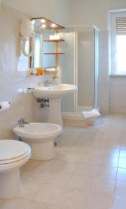 łazienka z 2 umywalkami, toaletą i prysznicem w obiekcie Hotel Cassia w Rzymie +17 zdjęć