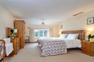 um quarto com uma cama grande e uma janela em Finest Retreats - No 2 Town Head Cottages em Grasmere