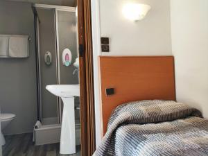 Koupelna v ubytování Hôtel Compostelle