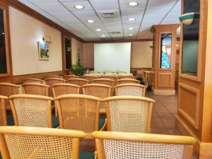 una fila de sillas en una sala de conferencias en Hôtel Compostelle, en Lourdes