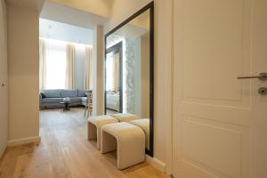 pasillo con espejo y habitación con sofá en Brand-new 2-room apartment with a king size bed en Viena