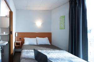 Postel nebo postele na pokoji v ubytování Hôtel Compostelle