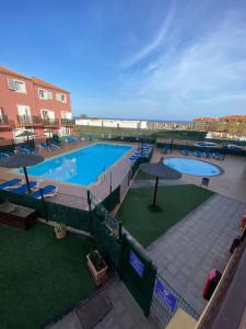 een uitzicht over een zwembad met parasols bij Casa Greta in Costa de Antigua