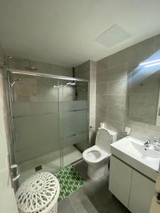 uma casa de banho com um chuveiro, um WC e um lavatório. em Casa Greta em Costa de Antigua