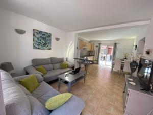 a living room with a couch and a table at Casa Greta in Costa de Antigua