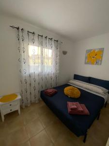 - une chambre avec un lit bleu et une fenêtre dans l'établissement Casa Greta, à Costa de Antigua