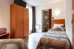 Postel nebo postele na pokoji v ubytování Hôtel Compostelle