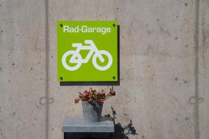una señal verde en una pared con una bicicleta. en Mainfranken Motel - Anreise rund um die Uhr - Neueröffnung 2023, 