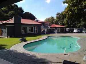 - une piscine dans la cour d'une maison dans l'établissement @431 Rupert Street, à Pretoria