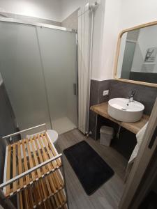 ein Bad mit einem Waschbecken, einem WC und einer Dusche in der Unterkunft Tati's Garden in Palermo