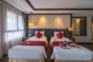 Postel nebo postele na pokoji v ubytování Lotus Aroma Sapa Hotel