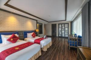 Postel nebo postele na pokoji v ubytování Lotus Aroma Sapa Hotel