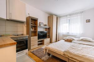 uma pequena cozinha com uma cama num quarto em Studio Apartmani Donnie em Livno