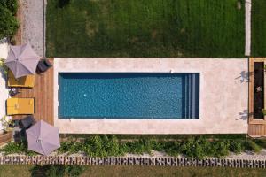 una vista aérea de una piscina con sombrillas en La Parenthèse Enchantée Slowlife, en Thairé
