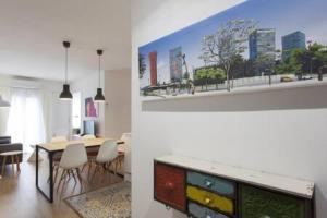 2 fotografías de una sala de estar y un comedor en Designer Apt near FIRA Balcony 5PPWIFISMART TV by MyRentalHost, en Hospitalet de Llobregat