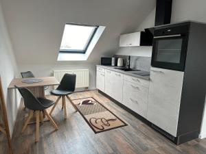 Kuchyň nebo kuchyňský kout v ubytování Ferienwohnung Zeitz - Weiße Elster Apartment + 24 fotografií