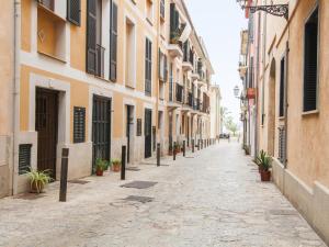 una calle vacía en una ciudad con edificios en Apartamento Sa Calatrava en Palma de Mallorca