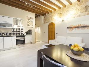 馬略卡島帕爾馬的住宿－Apartamento Sa Calatrava，厨房以及带桌椅的起居室。