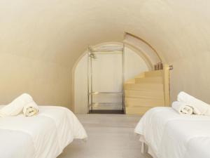 two beds in a room with a staircase at Apartamento Sa Calatrava in Palma de Mallorca